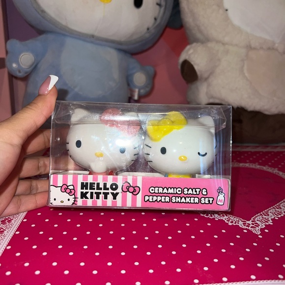 Hello kitty salt and pepper shakers - Picture 2 of 3